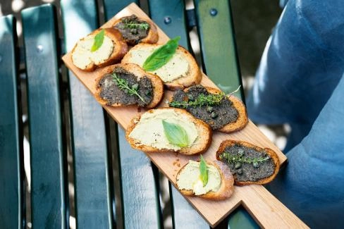 baguettebroetchen-mit-zweierlei-tapenade